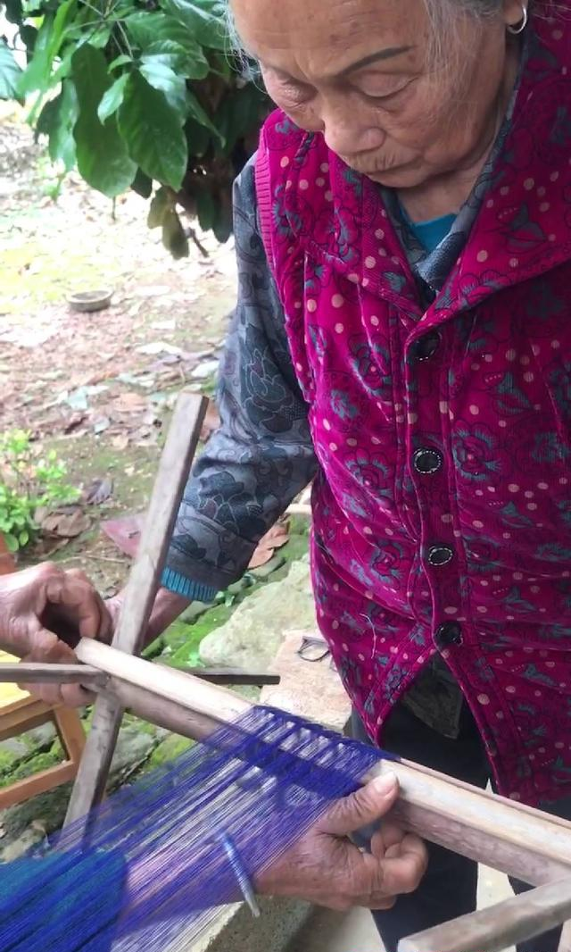 中国留学生穿华服亮相毕业典礼！他们走进世界舞台的方式太惊艳了