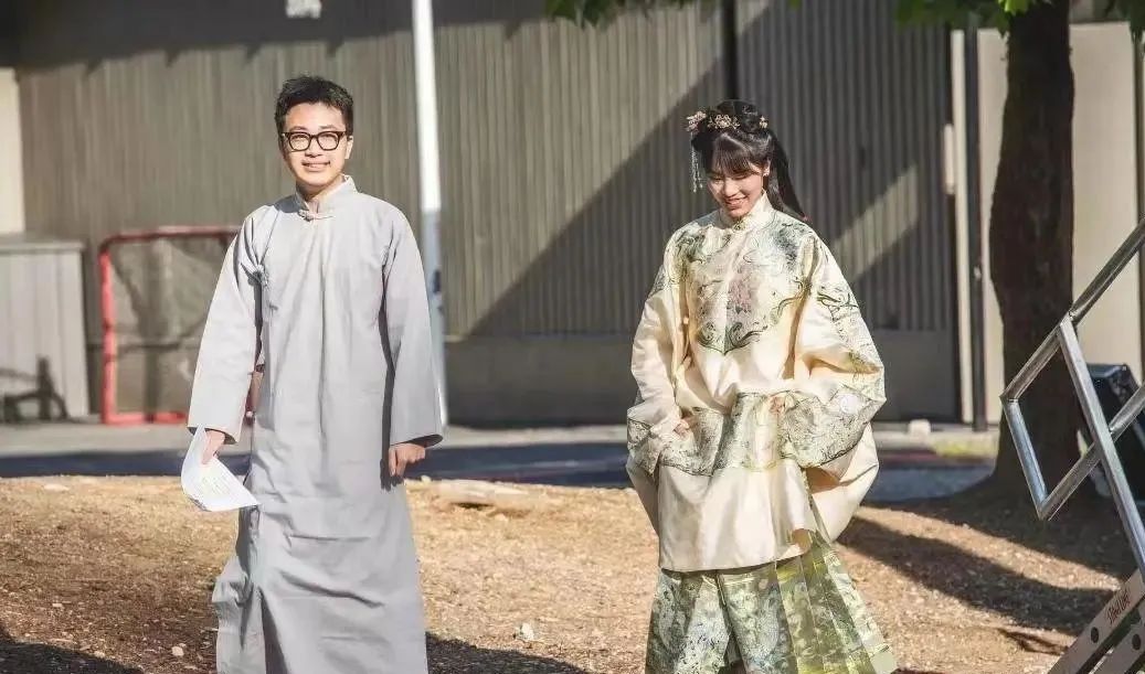 中国留学生穿华服亮相毕业典礼！他们走进世界舞台的方式太惊艳了