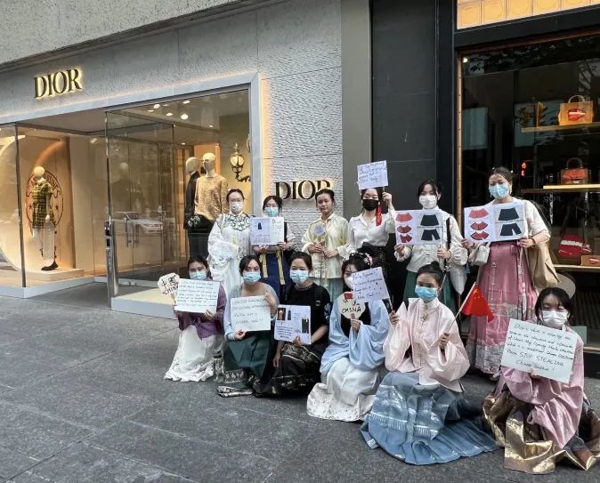 绝了！射“雕”英雄联盟，横空出世！全球汉服同袍抗议“迪奥文化剽窃”