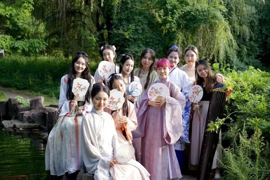 天涯共此时！海外同胞身着汉服齐贺中秋~