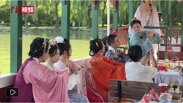 穿汉服泛舟游园,台湾青年立体式体验传统文化之美! 穿汉服泛舟游园,台湾青年立体式体验传统文化之美!
