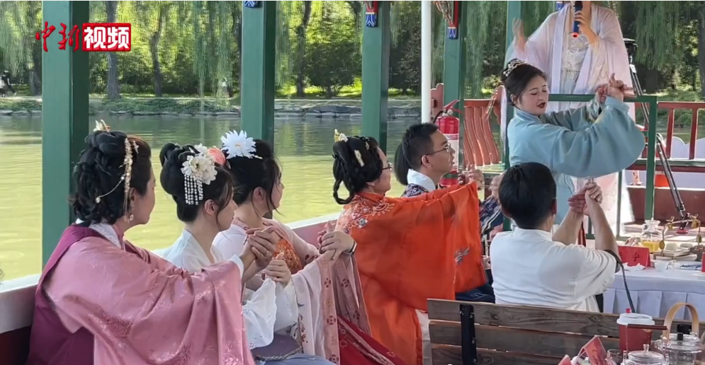 穿汉服泛舟游园,台湾青年立体式体验传统文化之美!