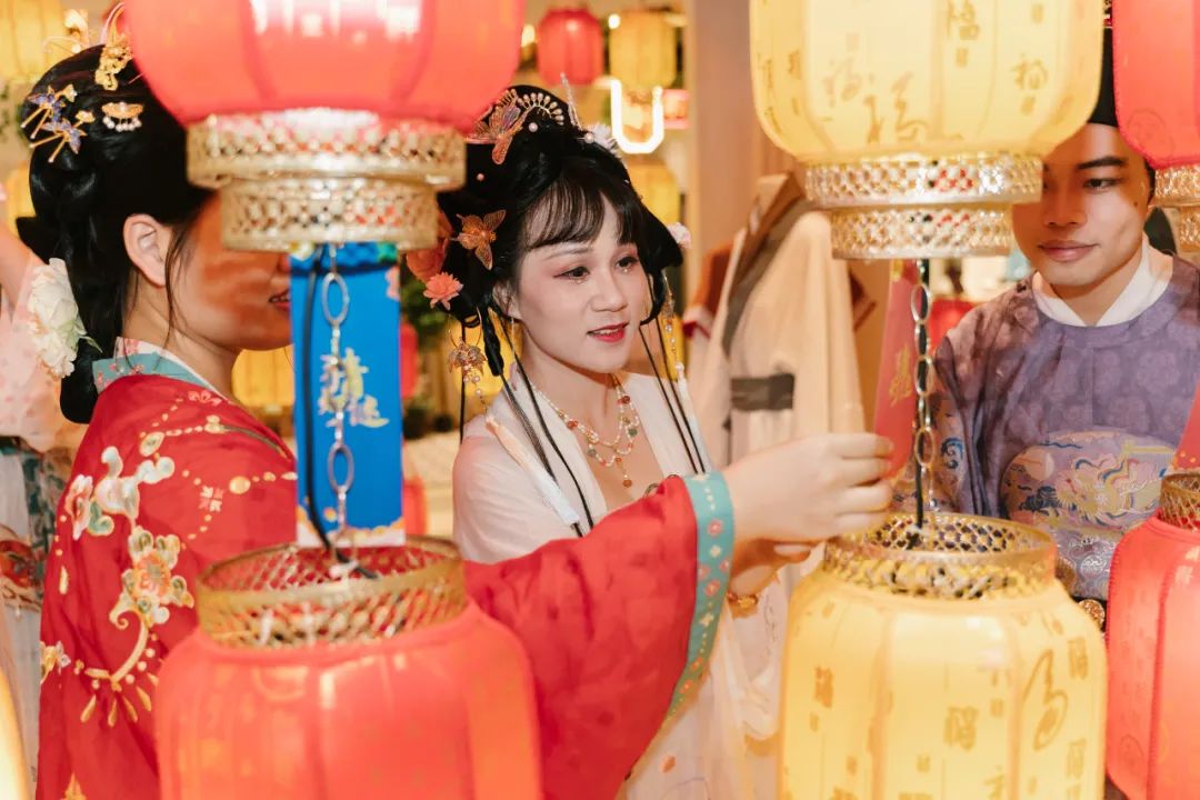 活动报导|回顾中秋节合景·悠方(广州知识城)汉服文化宣传活动 活动报导|回顾中秋节合景·悠方(广州知识城)汉服文化宣传活动