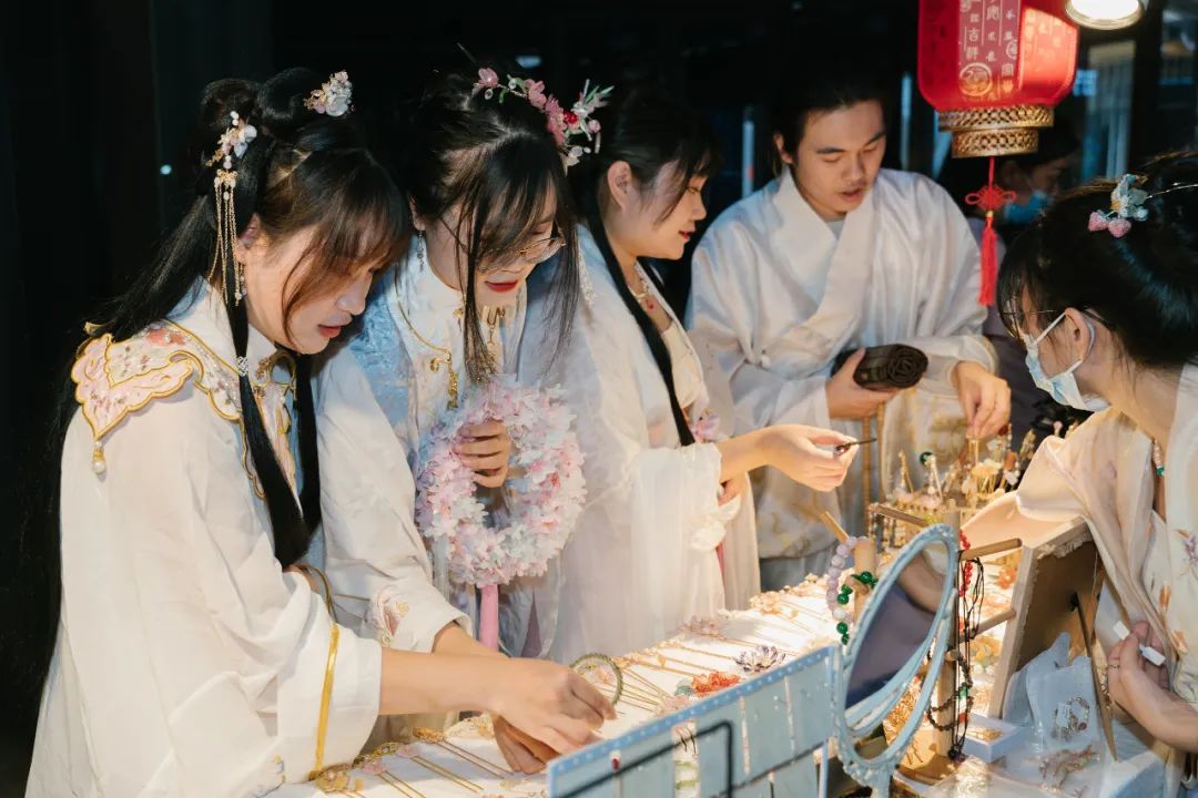 活动报导|回顾中秋节合景·悠方(广州知识城)汉服文化宣传活动 活动报导|回顾中秋节合景·悠方(广州知识城)汉服文化宣传活动