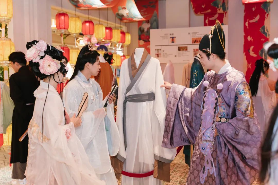 活动报导|回顾中秋节合景·悠方(广州知识城)汉服文化宣传活动 活动报导|回顾中秋节合景·悠方(广州知识城)汉服文化宣传活动
