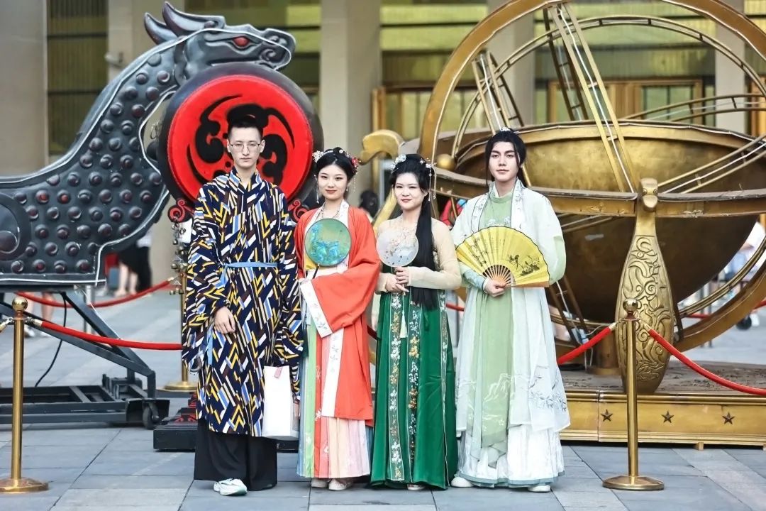 国庆当天,百人汉服团空降汉秀剧场,祝祖国繁荣昌盛! 国庆当天,百人汉服团空降汉秀剧场,祝祖国繁荣昌盛!