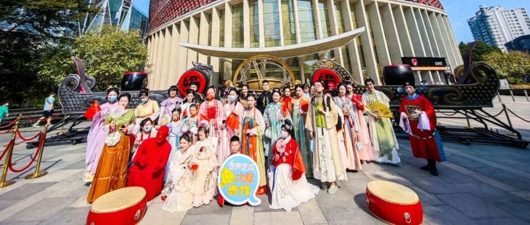 国庆当天,百人汉服团空降汉秀剧场,祝祖国繁荣昌盛!