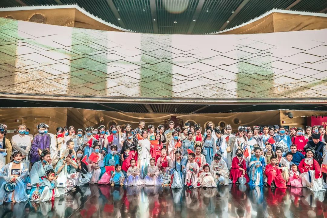 国庆当天，百人汉服团空降汉秀剧场，祝祖国繁荣昌盛！