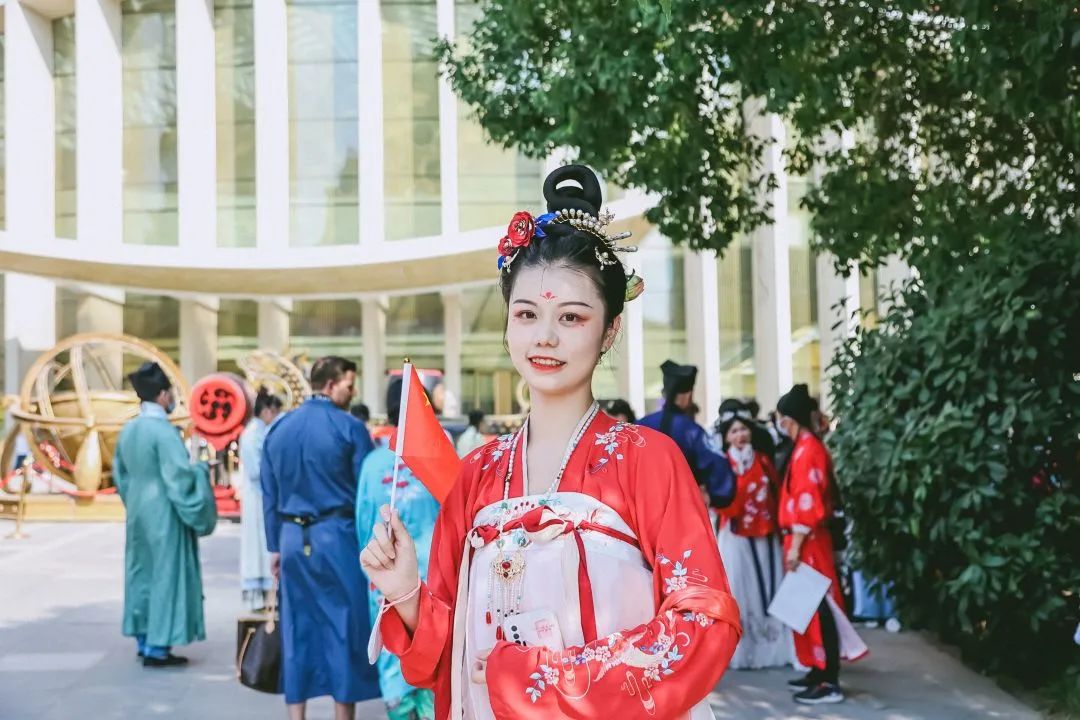 国庆当天，百人汉服团空降汉秀剧场，祝祖国繁荣昌盛！