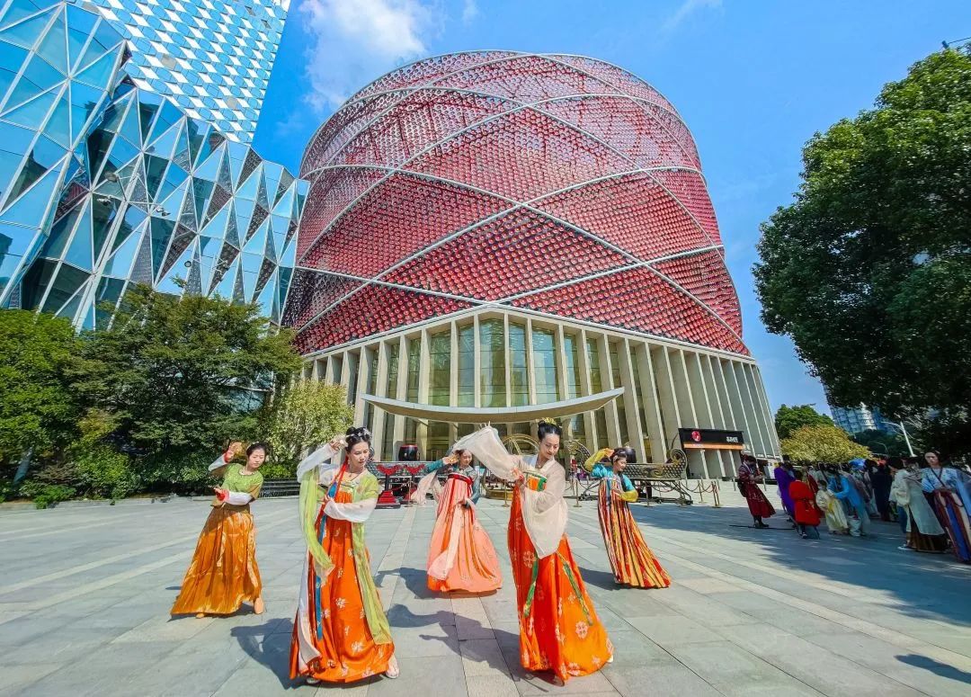 国庆当天，百人汉服团空降汉秀剧场，祝祖国繁荣昌盛！