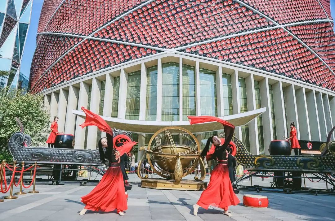 国庆当天，百人汉服团空降汉秀剧场，祝祖国繁荣昌盛！