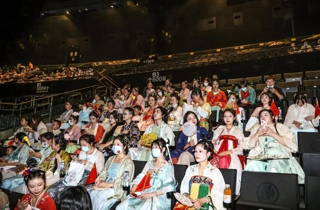 国庆当天,百人汉服团空降汉秀剧场,祝祖国繁荣昌盛! 国庆当天,百人汉服团空降汉秀剧场,祝祖国繁荣昌盛!