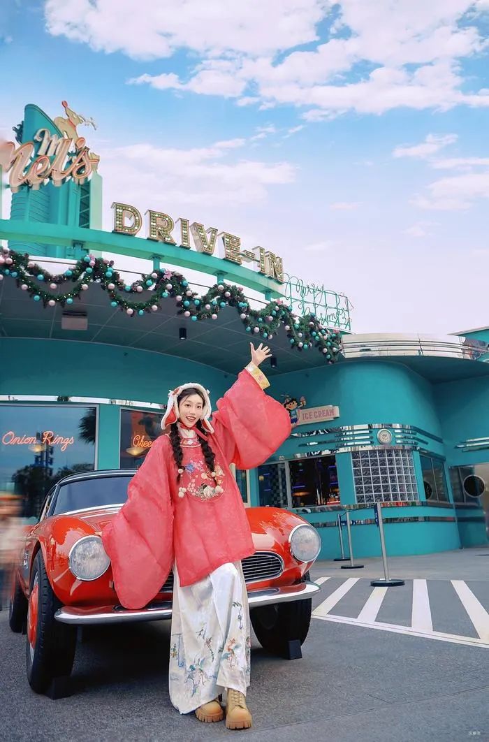 汉服仕女||穿兔兔新年战衣去环球过圣诞是什么体验? 汉服仕女||穿兔兔新年战衣去环球过圣诞是什么体验?