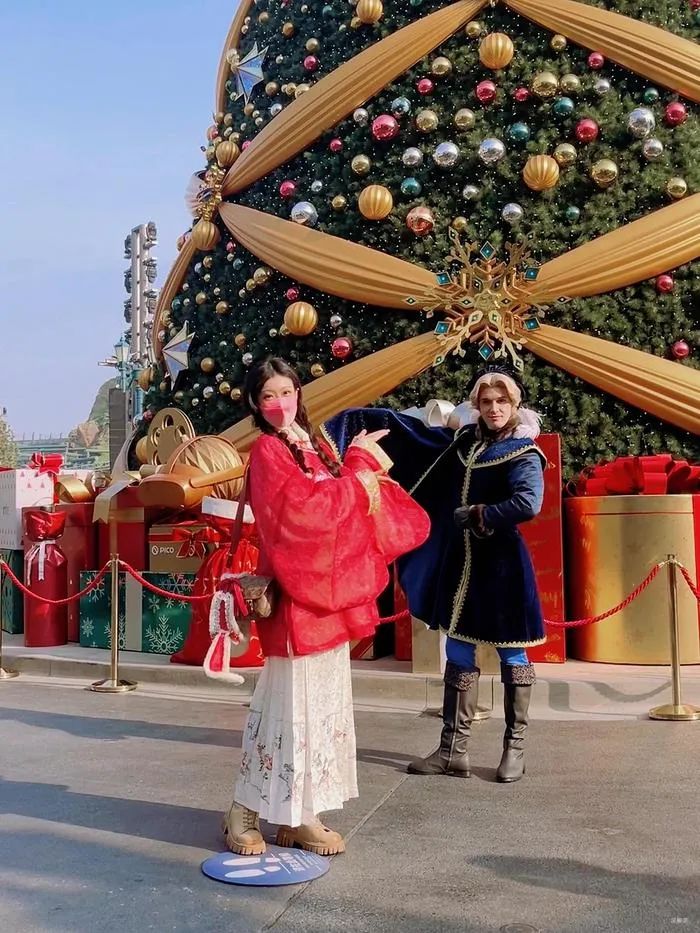 汉服仕女||穿兔兔新年战衣去环球过圣诞是什么体验? 汉服仕女||穿兔兔新年战衣去环球过圣诞是什么体验?