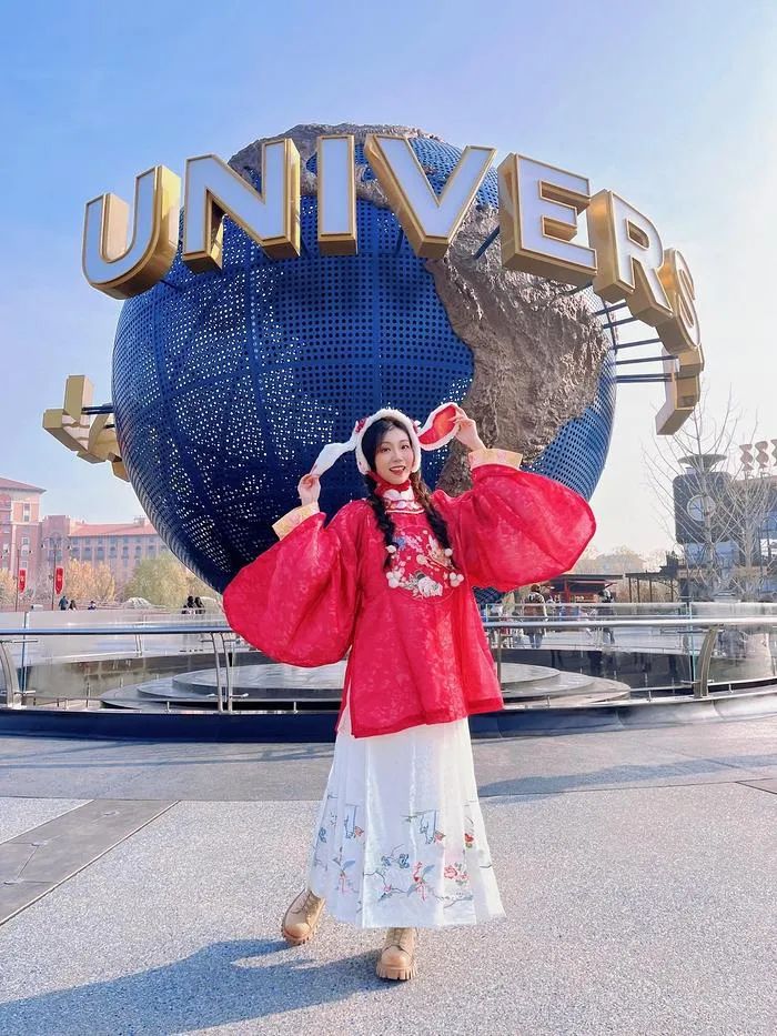 汉服仕女||穿兔兔新年战衣去环球过圣诞是什么体验? 汉服仕女||穿兔兔新年战衣去环球过圣诞是什么体验?