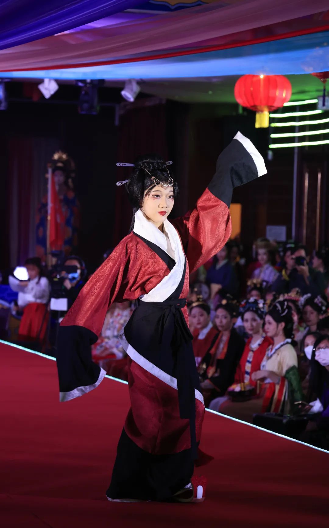 （圖集）香港元宵夜 | 首辦雲賞衣裳漢服大賽！特別規定：不接受這兩國元素……