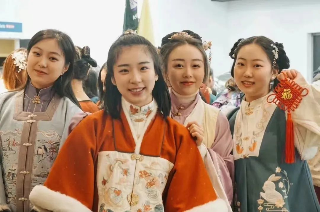 汉服海外大揭秘:汉服之美无国界! 汉服海外大揭秘:汉服之美无国界!