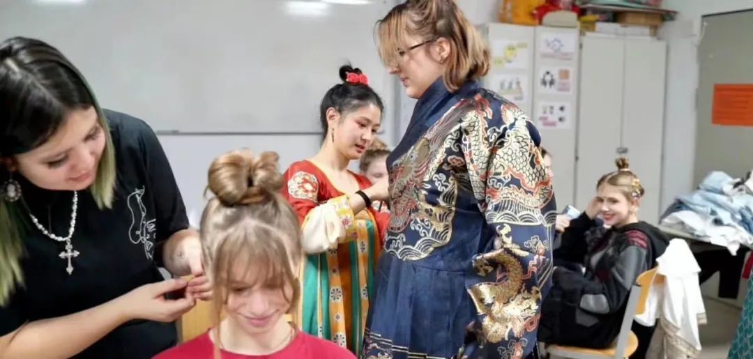 汉服海外大揭秘:汉服之美无国界! 汉服海外大揭秘:汉服之美无国界!