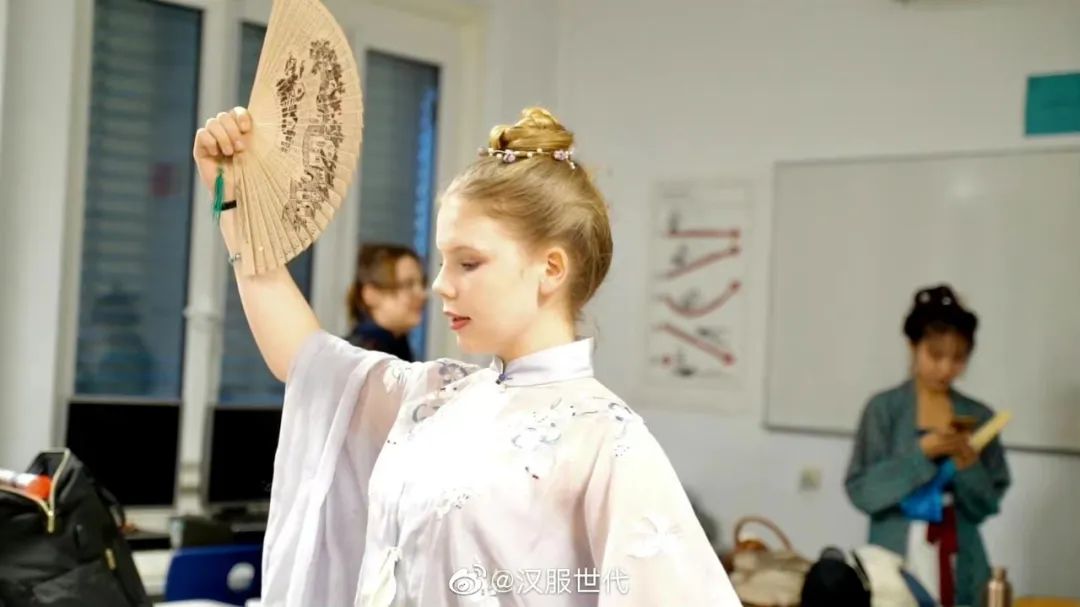 汉服海外大揭秘:汉服之美无国界! 汉服海外大揭秘:汉服之美无国界!