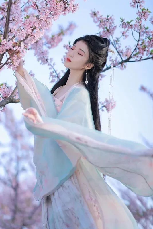 汉服颂 | 杏花天里春衫薄,杨柳岸边骏马鸣 汉服颂 | 杏花天里春衫薄,杨柳岸边骏马鸣