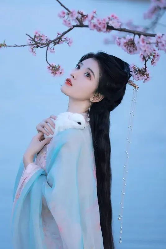 汉服颂 | 杏花天里春衫薄,杨柳岸边骏马鸣 汉服颂 | 杏花天里春衫薄,杨柳岸边骏马鸣