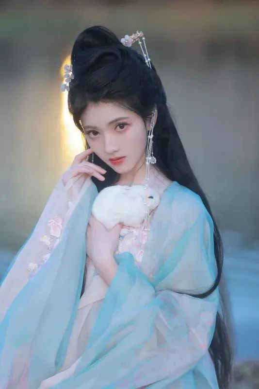 汉服颂 | 杏花天里春衫薄,杨柳岸边骏马鸣 汉服颂 | 杏花天里春衫薄,杨柳岸边骏马鸣
