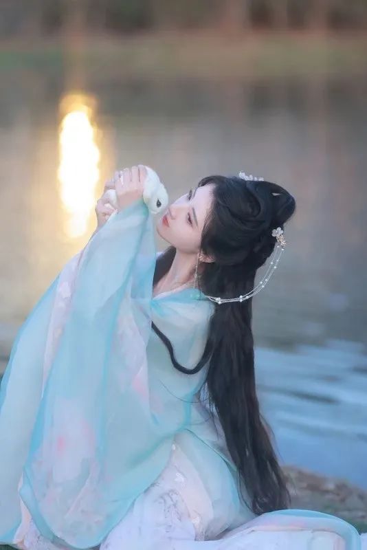 汉服颂 | 杏花天里春衫薄,杨柳岸边骏马鸣 汉服颂 | 杏花天里春衫薄,杨柳岸边骏马鸣