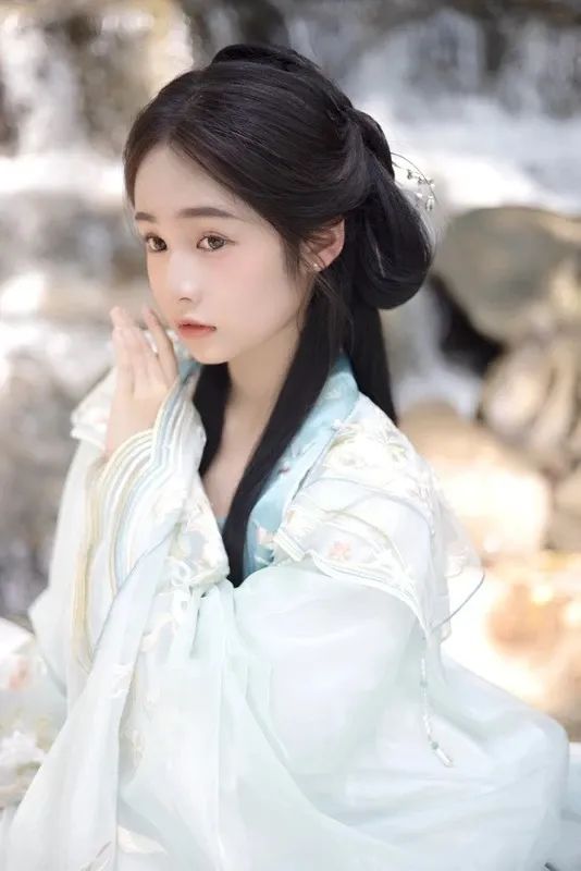 汉服颂 | 复看江楼归紫燕,谁同诗客惜琼花 汉服颂 | 复看江楼归紫燕,谁同诗客惜琼花