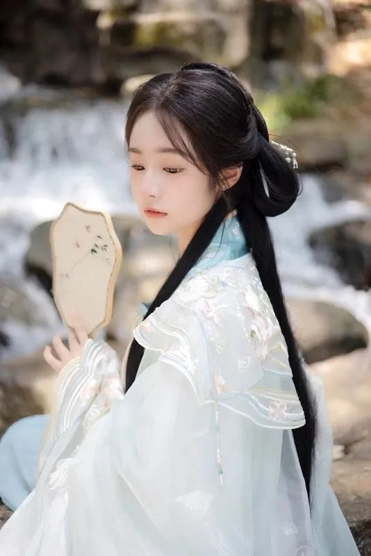 汉服颂 | 复看江楼归紫燕,谁同诗客惜琼花 汉服颂 | 复看江楼归紫燕,谁同诗客惜琼花