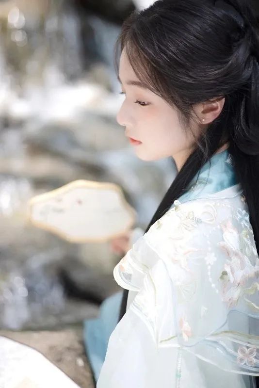 汉服颂 | 复看江楼归紫燕,谁同诗客惜琼花 汉服颂 | 复看江楼归紫燕,谁同诗客惜琼花