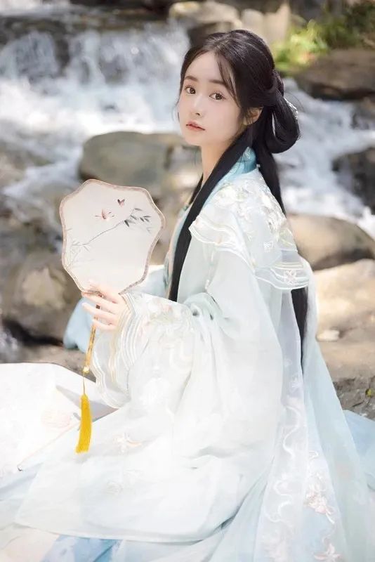 汉服颂 | 复看江楼归紫燕,谁同诗客惜琼花 汉服颂 | 复看江楼归紫燕,谁同诗客惜琼花