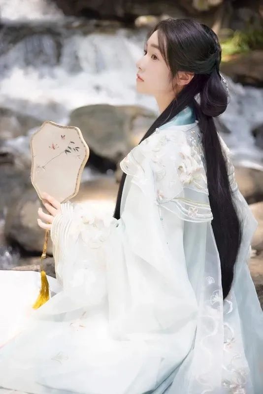 汉服颂 | 复看江楼归紫燕,谁同诗客惜琼花 汉服颂 | 复看江楼归紫燕,谁同诗客惜琼花