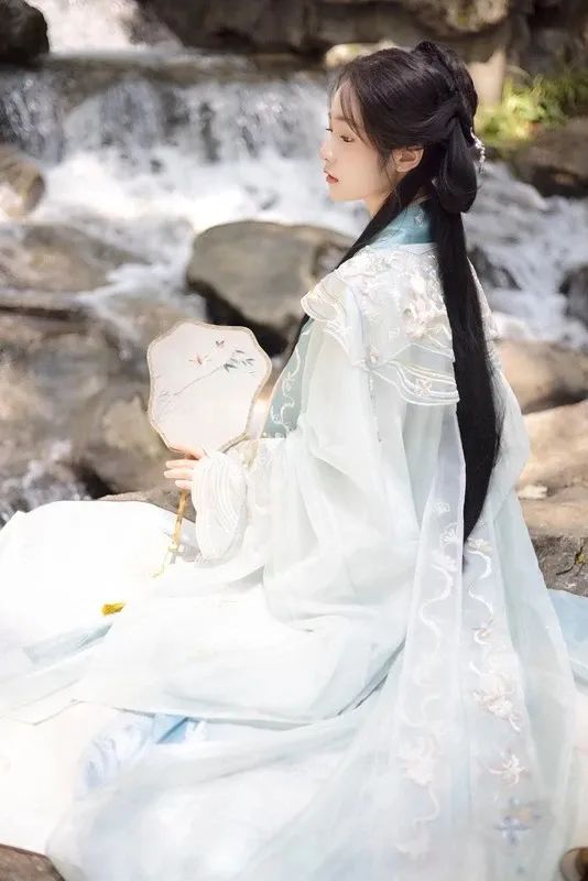 汉服颂 | 复看江楼归紫燕,谁同诗客惜琼花 汉服颂 | 复看江楼归紫燕,谁同诗客惜琼花