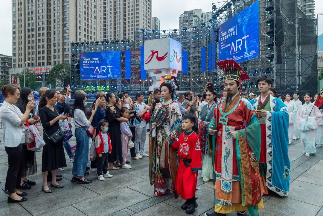 美爆了!“双城·国潮”汉服华丽大秀玩转端午 美爆了!“双城·国潮”汉服华丽大秀玩转端午