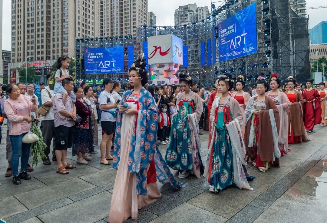 美爆了!“双城·国潮”汉服华丽大秀玩转端午 美爆了!“双城·国潮”汉服华丽大秀玩转端午