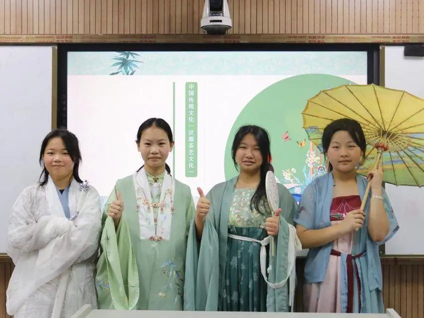 着汉服 习茶礼 传统文化进乡村课堂 着汉服 习茶礼 传统文化进乡村课堂