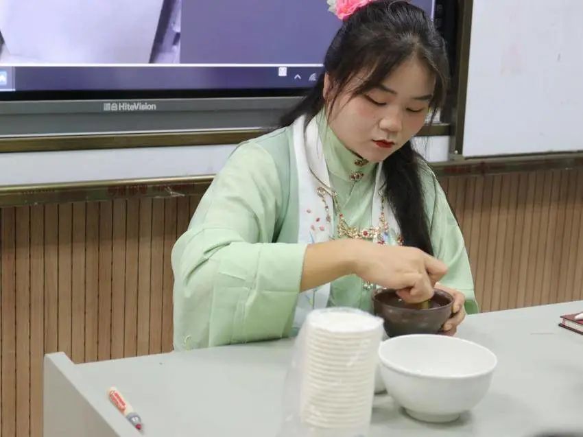 着汉服 习茶礼 传统文化进乡村课堂 着汉服 习茶礼 传统文化进乡村课堂