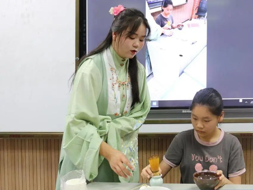 着汉服 习茶礼 传统文化进乡村课堂