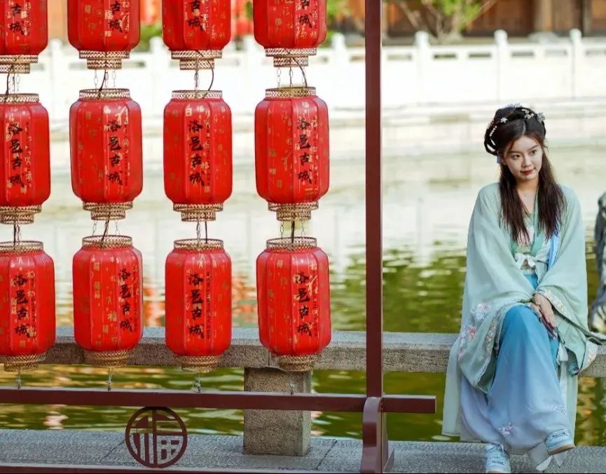 分分钟实现“梦回千年”!就在洛邑古城这些宝藏汉服店里… 分分钟实现“梦回千年”!就在洛邑古城这些宝藏汉服店里…