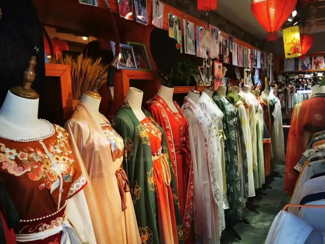 分分钟实现“梦回千年”!就在洛邑古城这些宝藏汉服店里… 分分钟实现“梦回千年”!就在洛邑古城这些宝藏汉服店里…