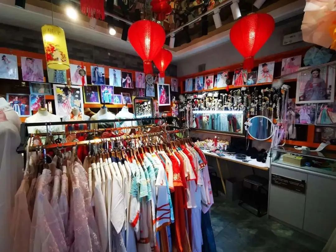 分分钟实现“梦回千年”!就在洛邑古城这些宝藏汉服店里… 分分钟实现“梦回千年”!就在洛邑古城这些宝藏汉服店里…