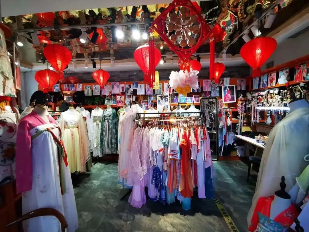 分分钟实现“梦回千年”!就在洛邑古城这些宝藏汉服店里… 分分钟实现“梦回千年”!就在洛邑古城这些宝藏汉服店里…
