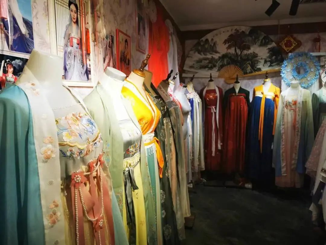 分分钟实现“梦回千年”!就在洛邑古城这些宝藏汉服店里… 分分钟实现“梦回千年”!就在洛邑古城这些宝藏汉服店里…