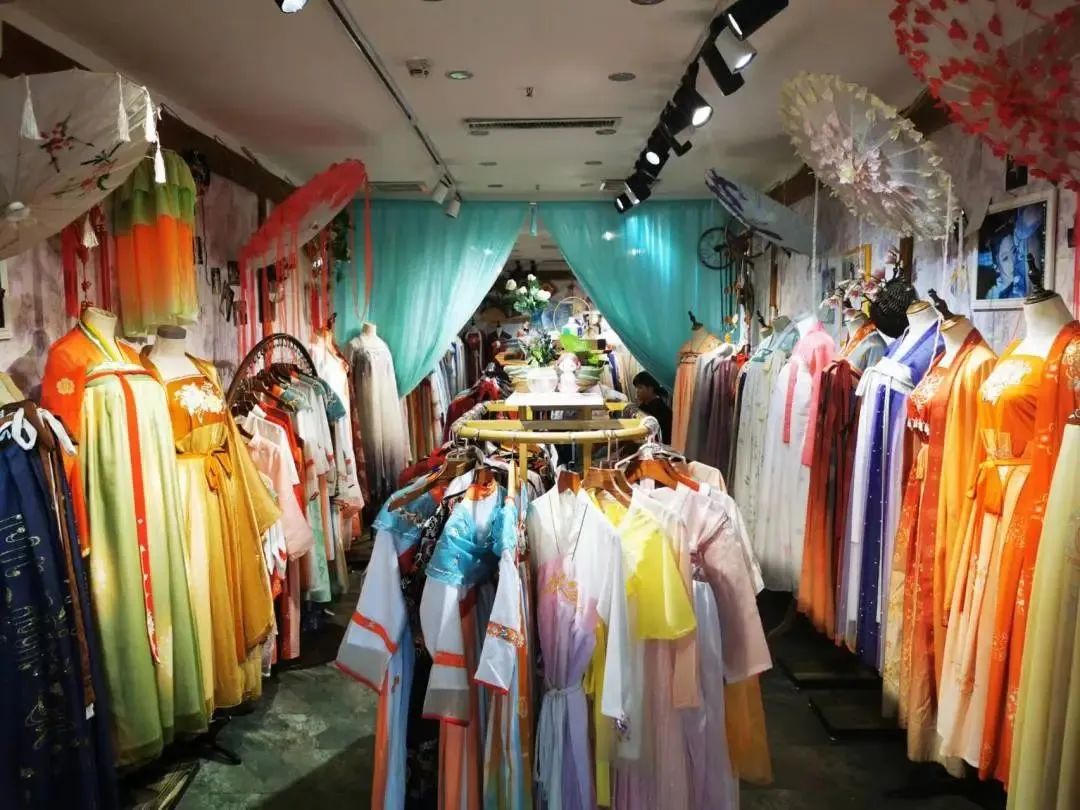 分分钟实现“梦回千年”!就在洛邑古城这些宝藏汉服店里… 分分钟实现“梦回千年”!就在洛邑古城这些宝藏汉服店里…