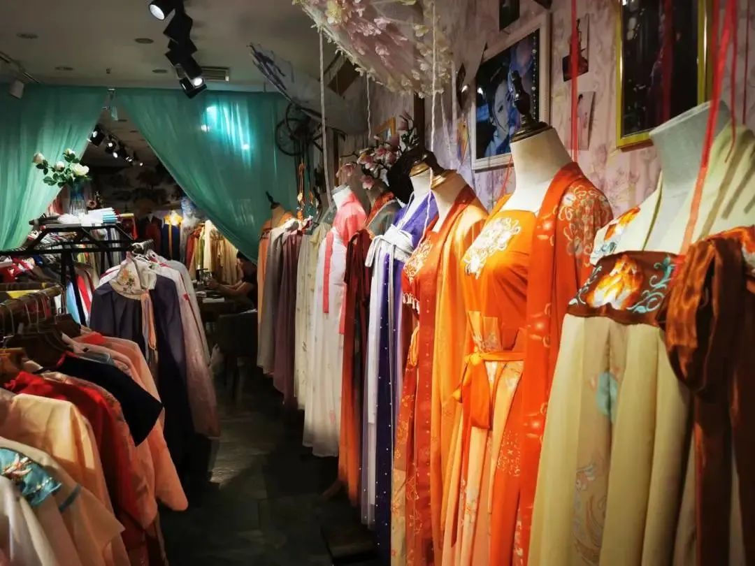 分分钟实现“梦回千年”!就在洛邑古城这些宝藏汉服店里… 分分钟实现“梦回千年”!就在洛邑古城这些宝藏汉服店里…