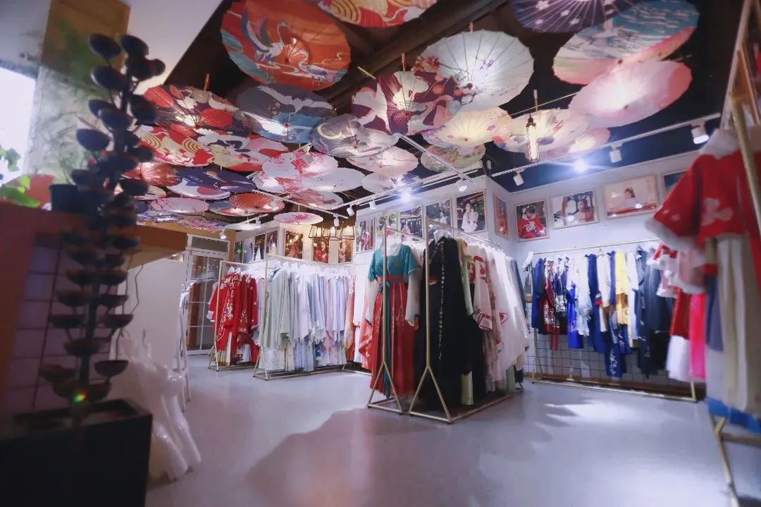 分分钟实现“梦回千年”!就在洛邑古城这些宝藏汉服店里… 分分钟实现“梦回千年”!就在洛邑古城这些宝藏汉服店里…