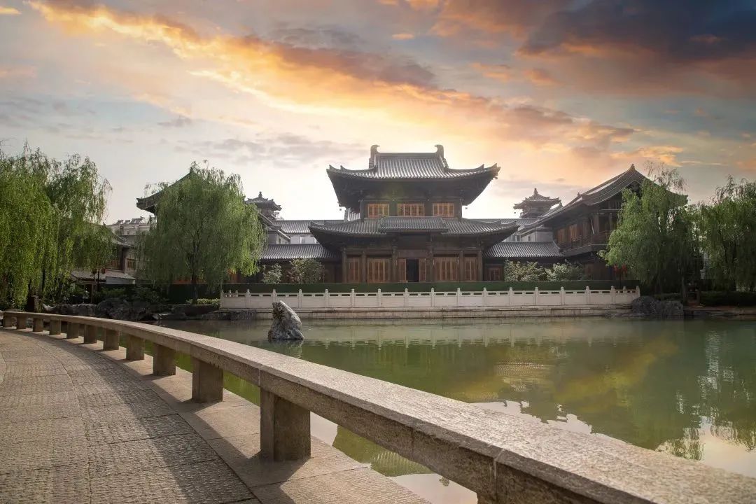 分分钟实现“梦回千年”!就在洛邑古城这些宝藏汉服店里… 分分钟实现“梦回千年”!就在洛邑古城这些宝藏汉服店里…