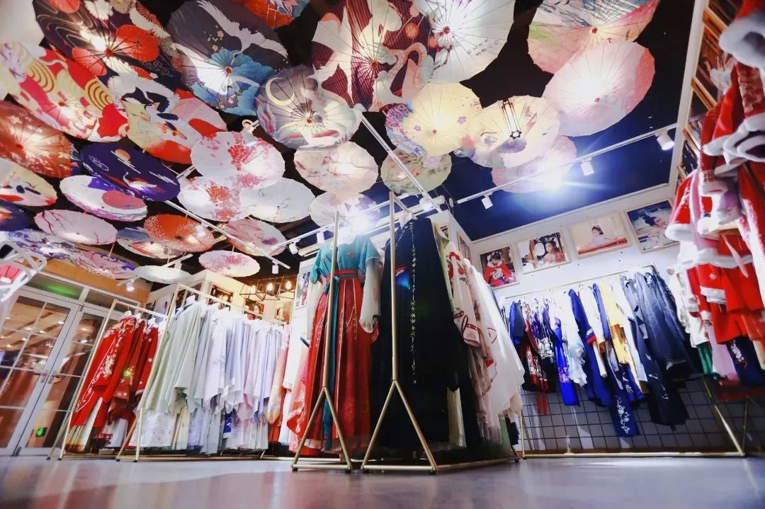 分分钟实现“梦回千年”!就在洛邑古城这些宝藏汉服店里… 分分钟实现“梦回千年”!就在洛邑古城这些宝藏汉服店里…