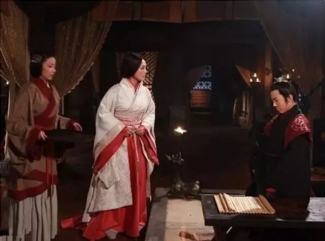 《汉服礼仪》笔记‖坐时衣带萦纤草，行即裙裾扫落梅……