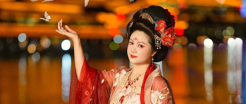 身着汉服夜游曲江,一秒穿越盛唐
